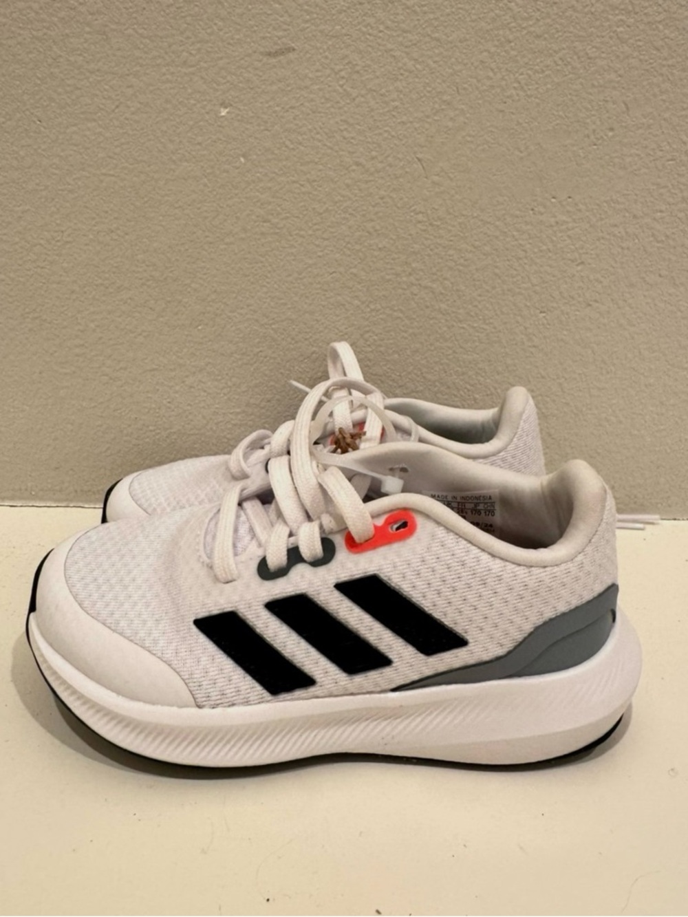 adidas falcon 3.0 Kids White Sneakers with Black Stripes size 11 NEW